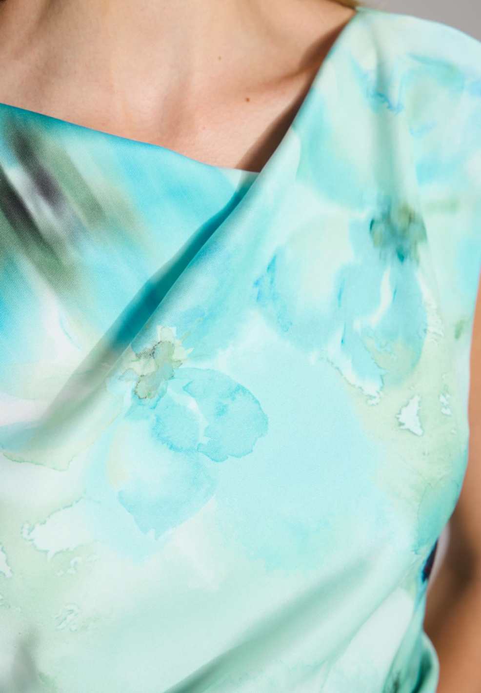 Etuikleid aus bedrucktem Scuba mit Drapierung