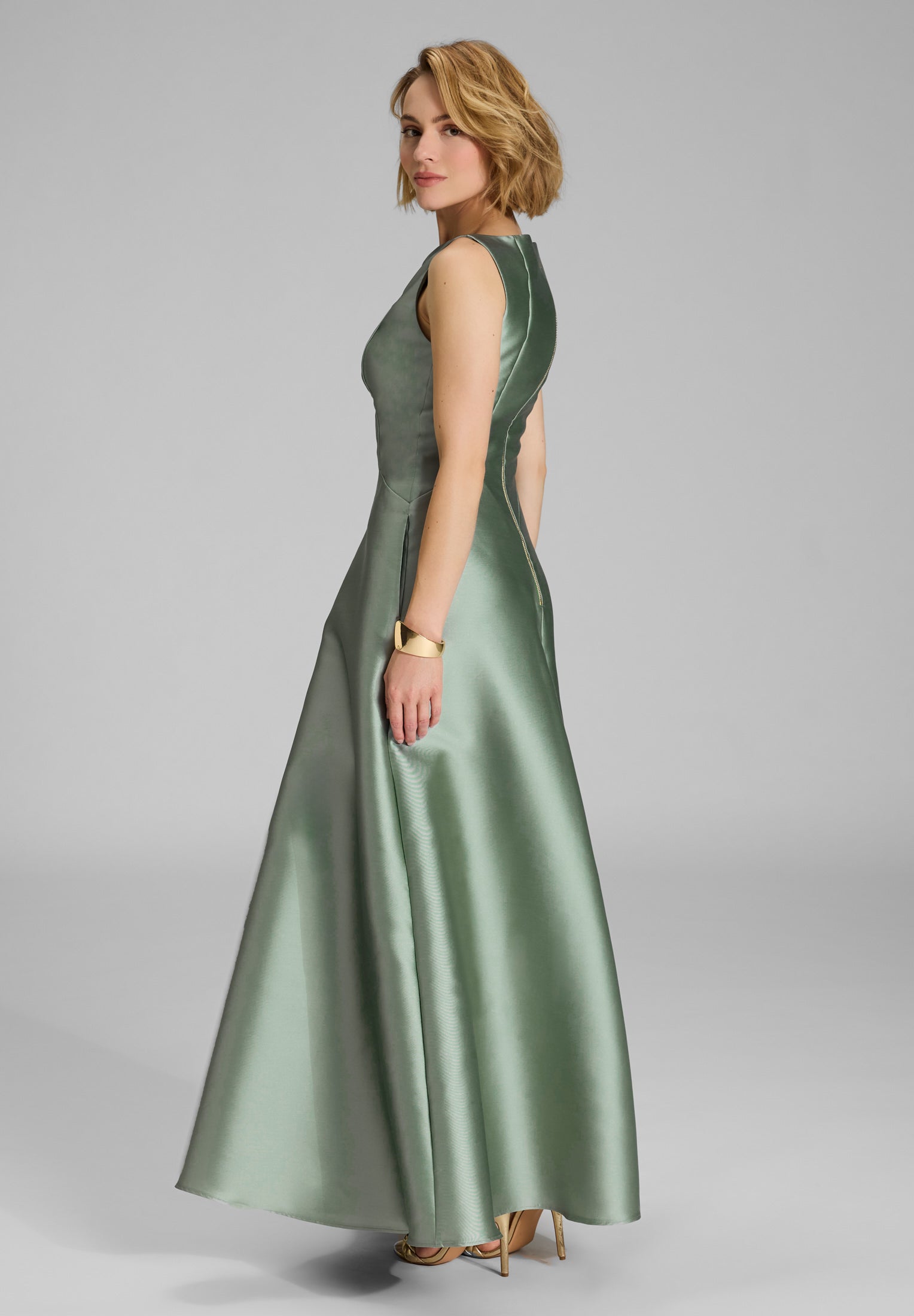 Robenartiges Abendkleid mit Eingrifftaschen