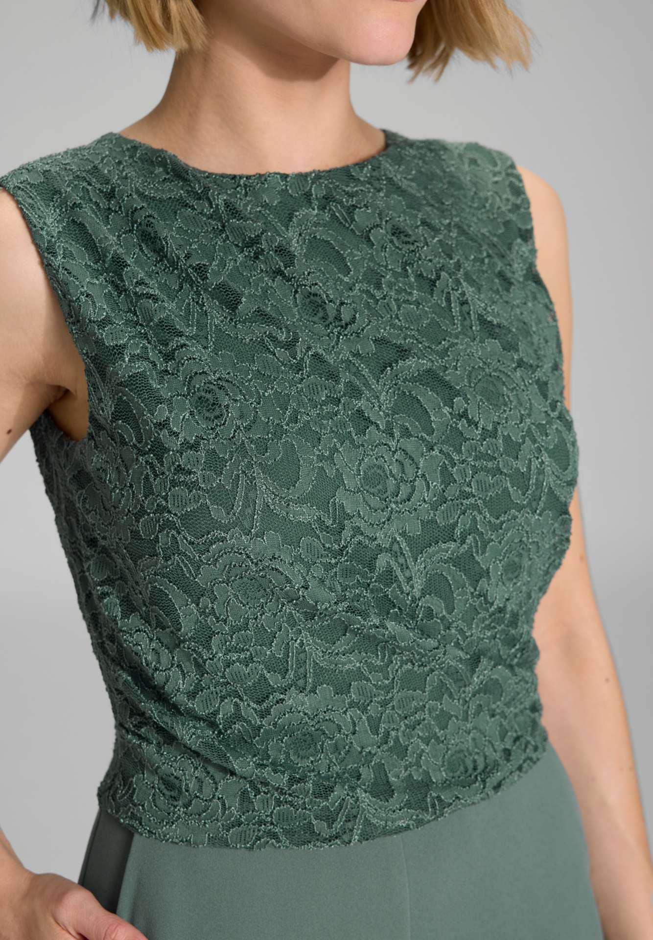 Jumpsuit aus Material-Mix mit Drapierung