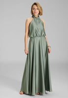Abendkleid aus nachhaltigem Satin mit amerikanischem Ausschnitt und Beinschlitz pistachio green