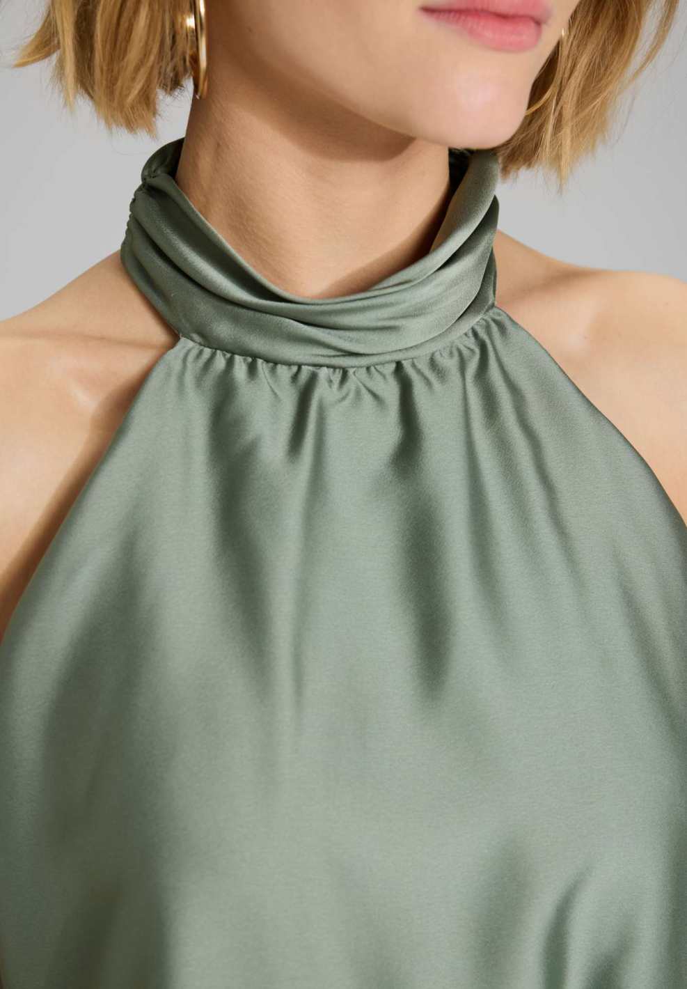 Abendkleid aus nachhaltigem Satin mit amerikanischem Ausschnitt und Beinschlitz