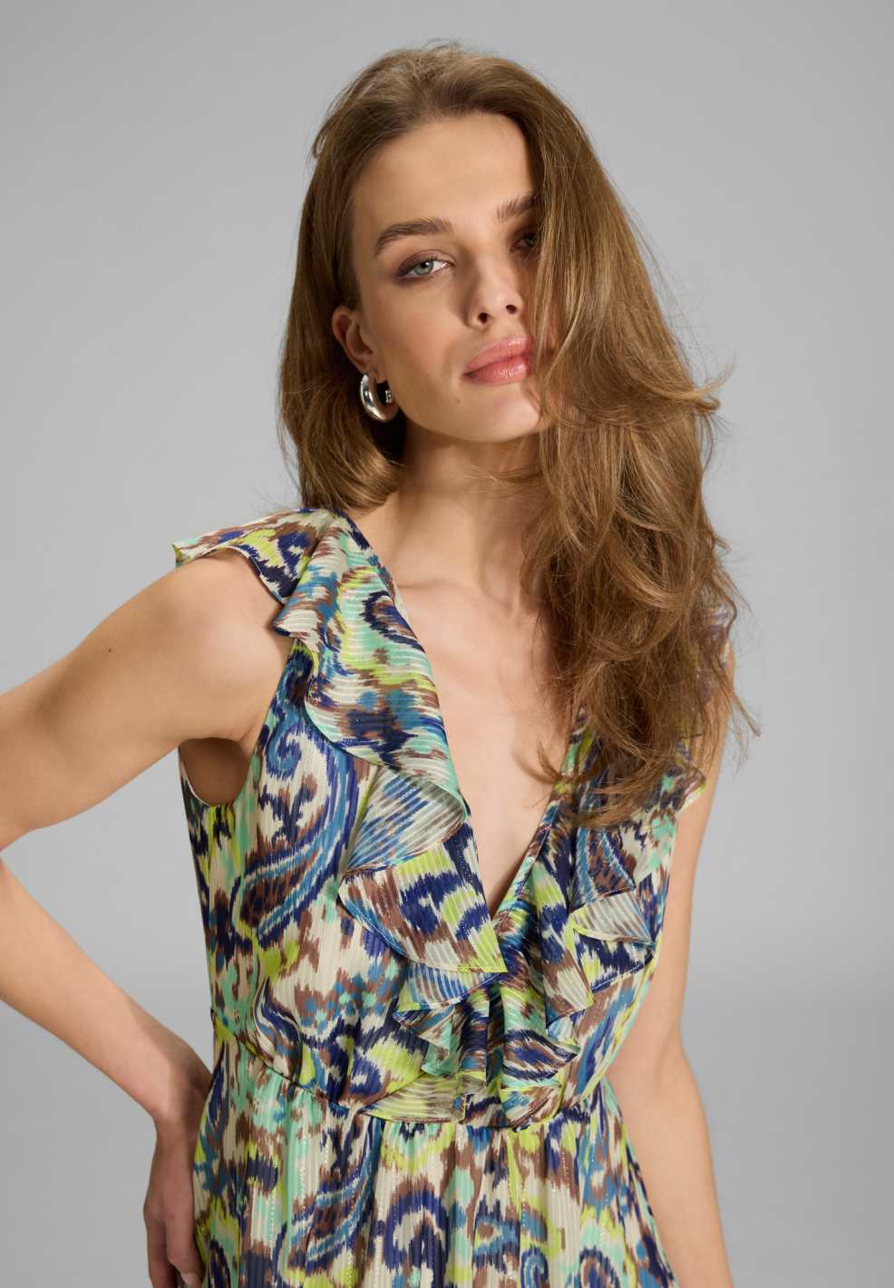 Maxikleid mit Rüschen aus bedrucktem Chiffon mit Glitzerstreifen