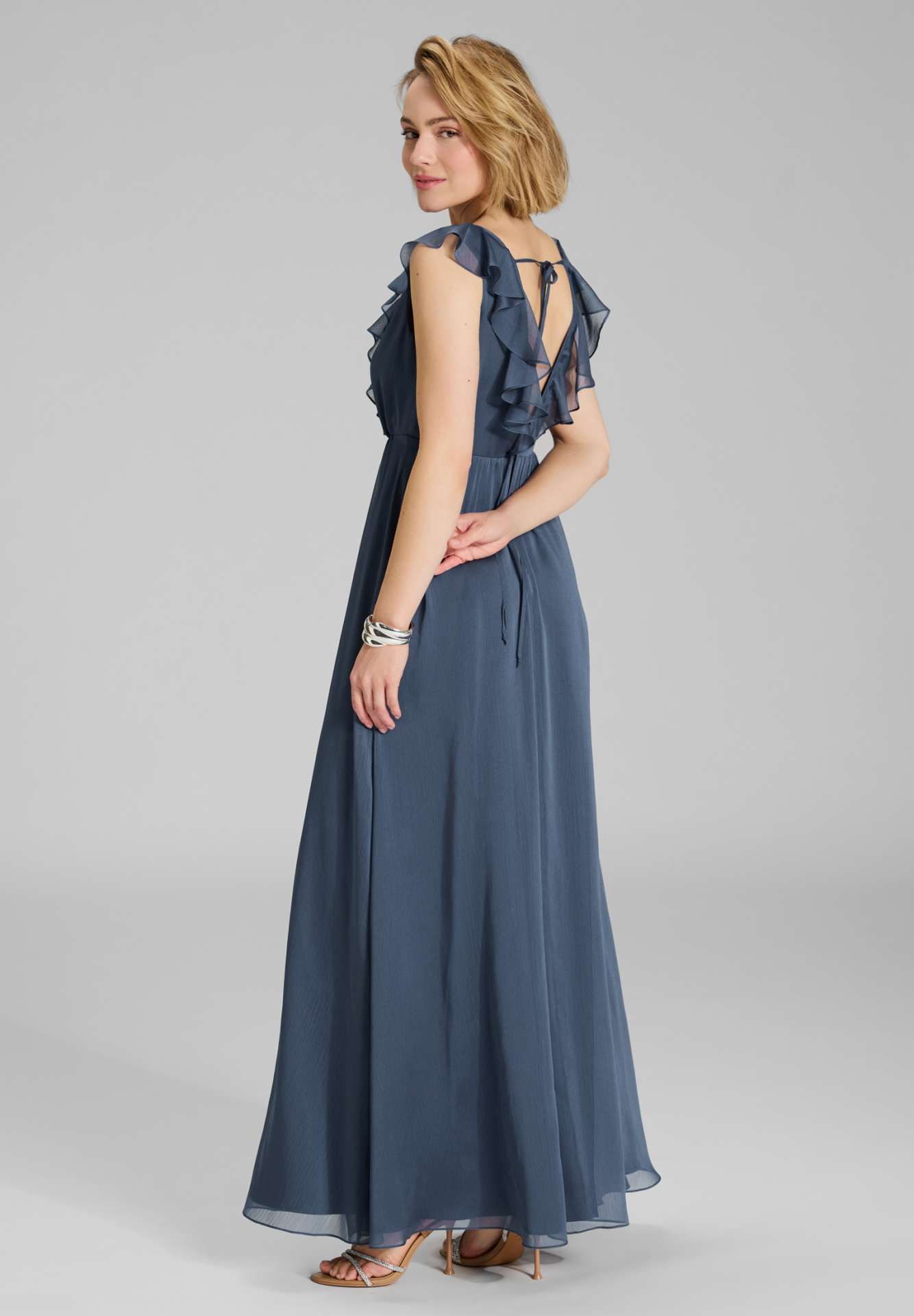 Abendkleid aus Crinkle Chiffon mit tiefem Ausschnitt und Rüschen