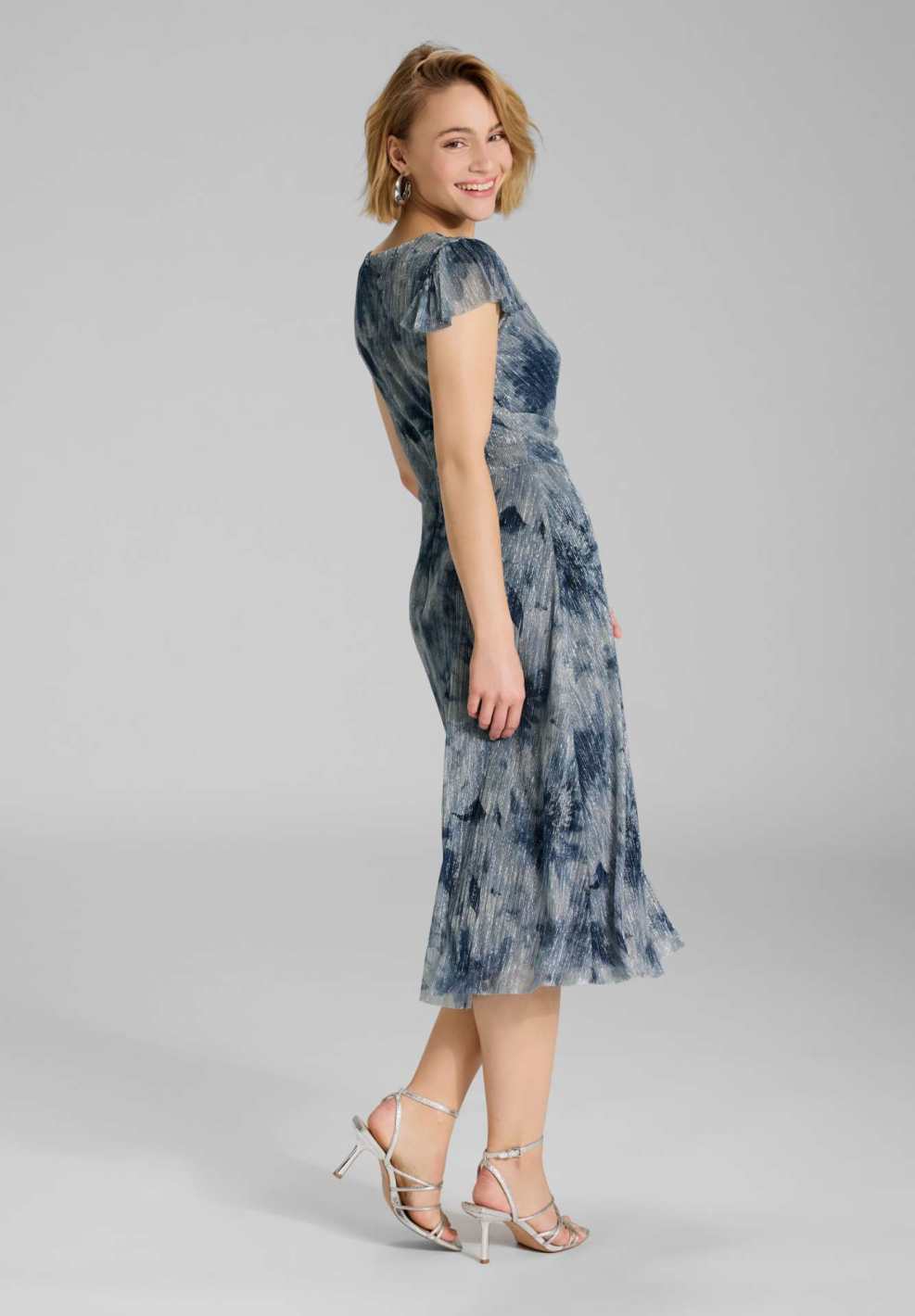 Midi Kleid aus bedrucktem Plissee Jersey mit kurzen Ärmeln