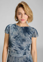 Midi Kleid aus bedrucktem Plissee Jersey mit kurzen Ärmeln