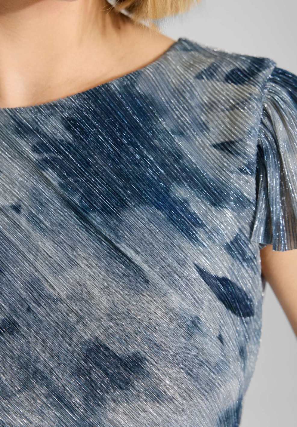 Midi Kleid aus bedrucktem Plissee Jersey mit kurzen Ärmeln