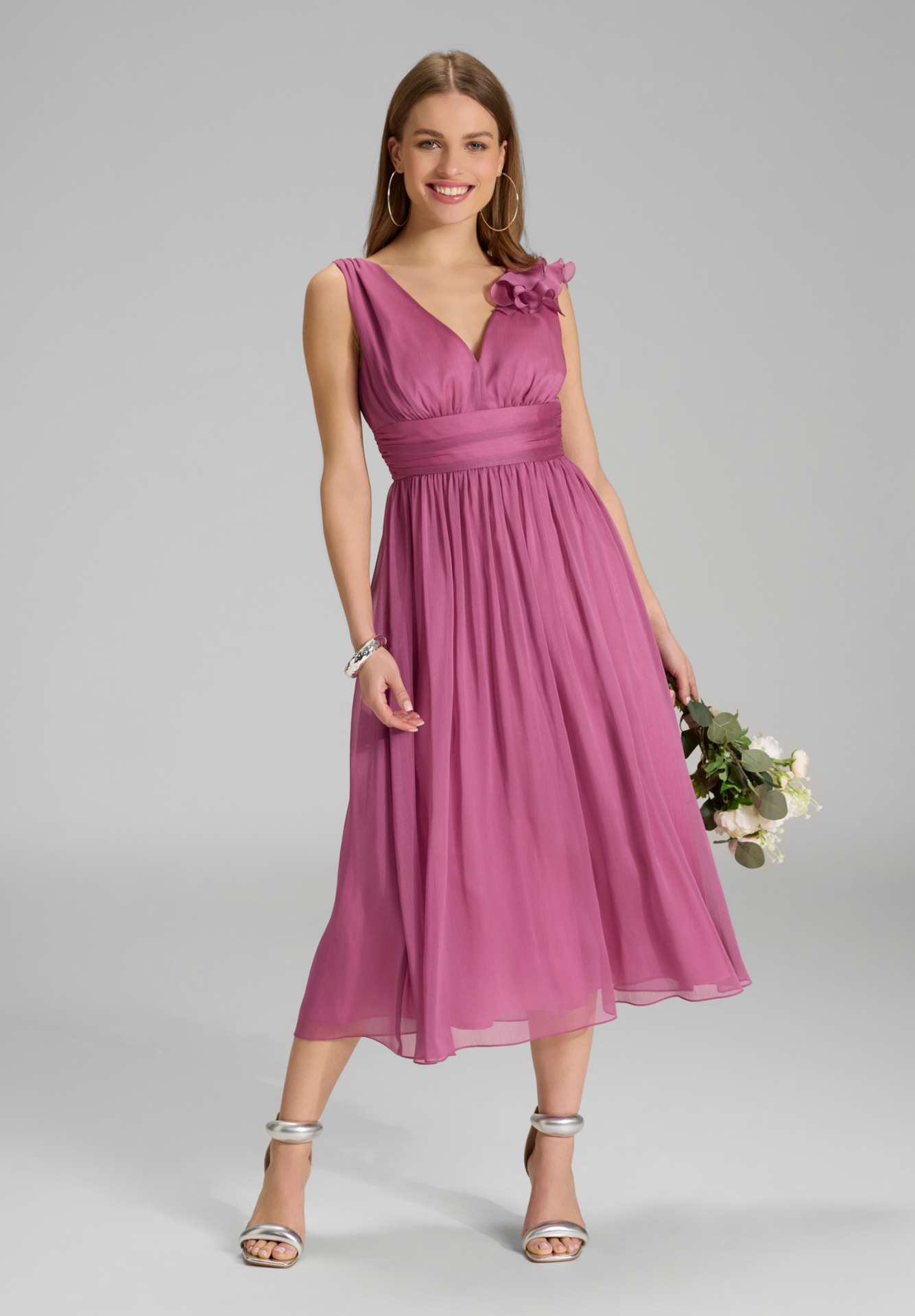 Cocktailkleid aus Crinkle Chiffon mit Volant Detail an der Schulter raspberry pink