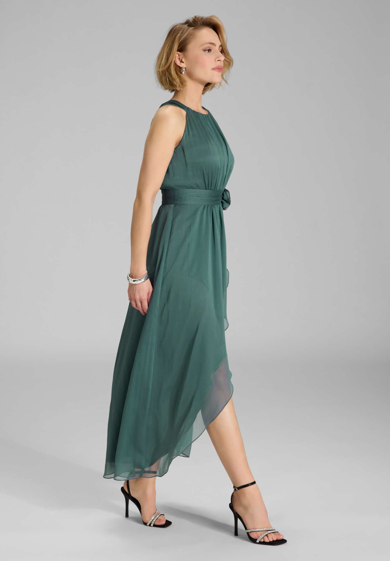 Abendkleid aus Chiffon mit Vokuhila Saum und Stoffblüte