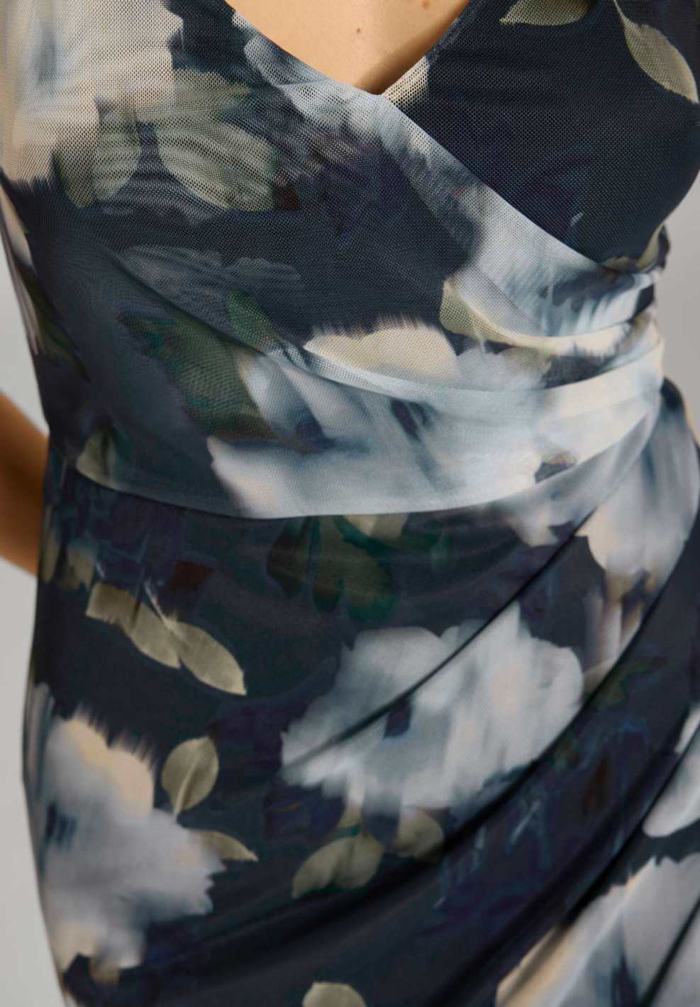 Figurbetontes Abendkleid aus Mesh mit Ikat Druck