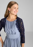 Bolero aus Spitze mit Bogenkante