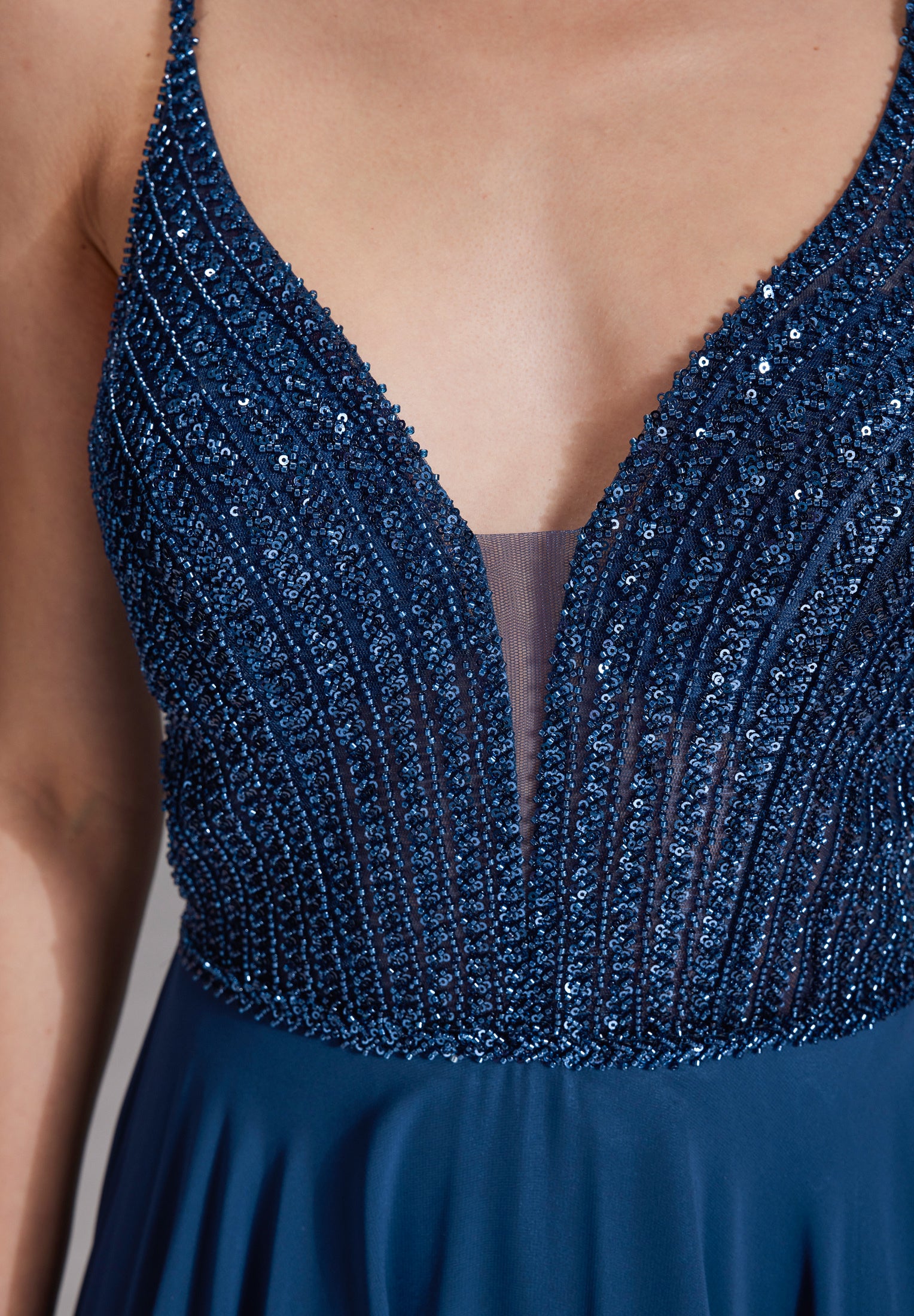 Bodenlanges Chiffonkleid mit tonaler Stickerei