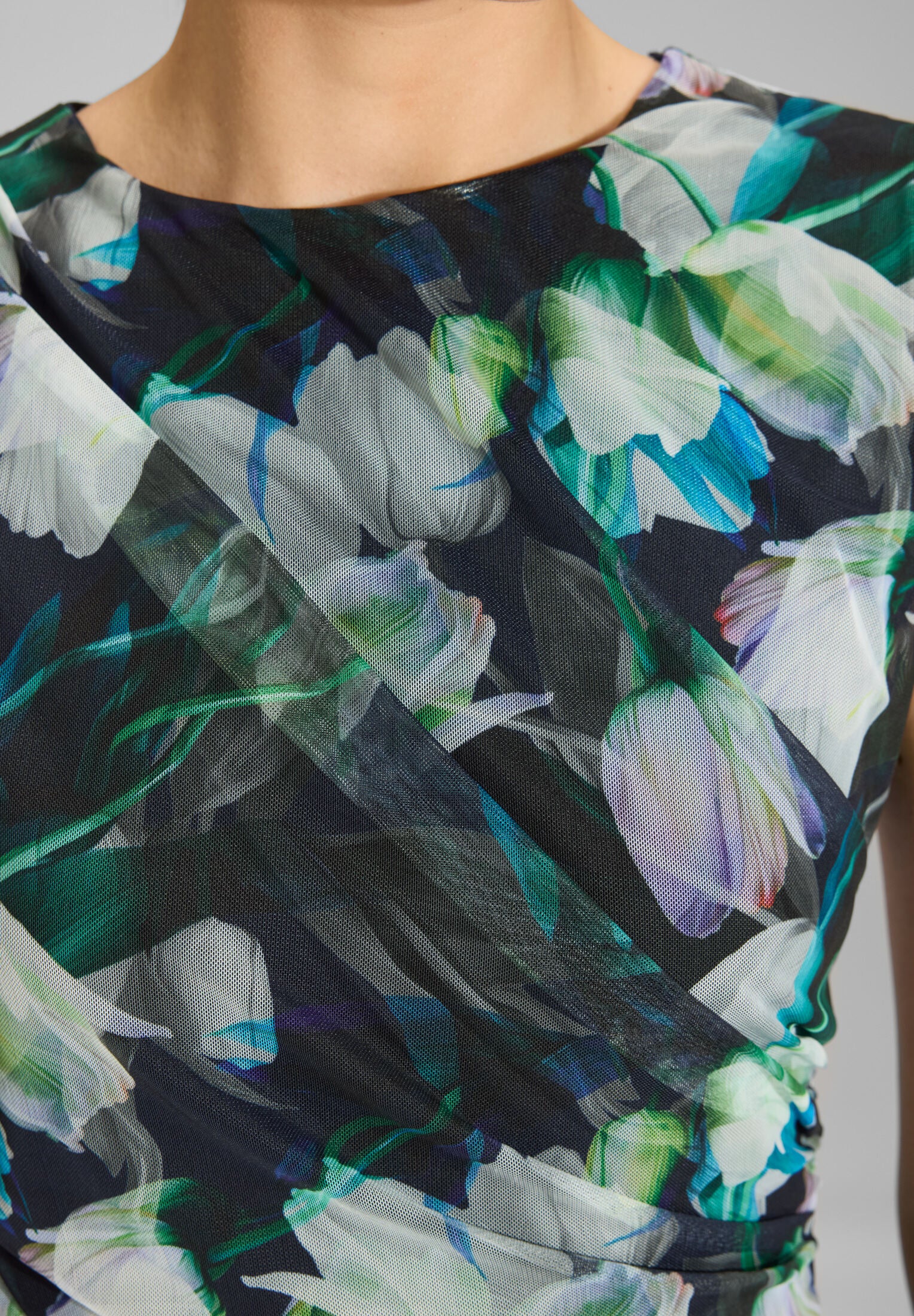 Kleid aus bedrucktem Mesh