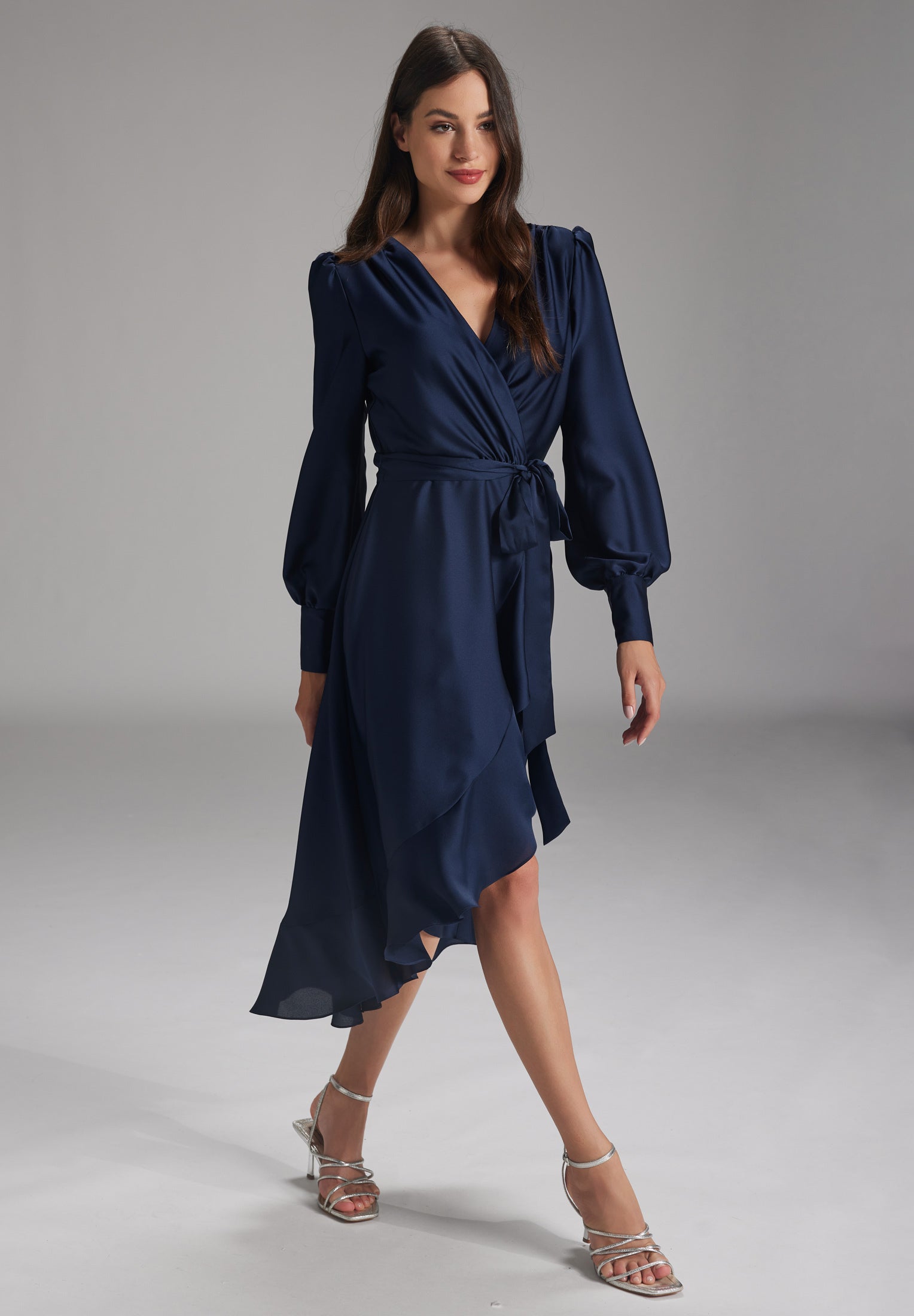 Vokuhila-Kleid mit blusigen Ärmeln