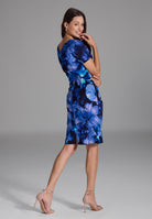 Etuikleid aus bedrucktem Scuba mit seitlicher Drapierung