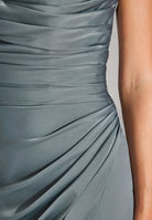 Satinkleid mit Corsagentop und Beinschlitz