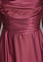 Satinkleid mit Bindegürtel in der Taille