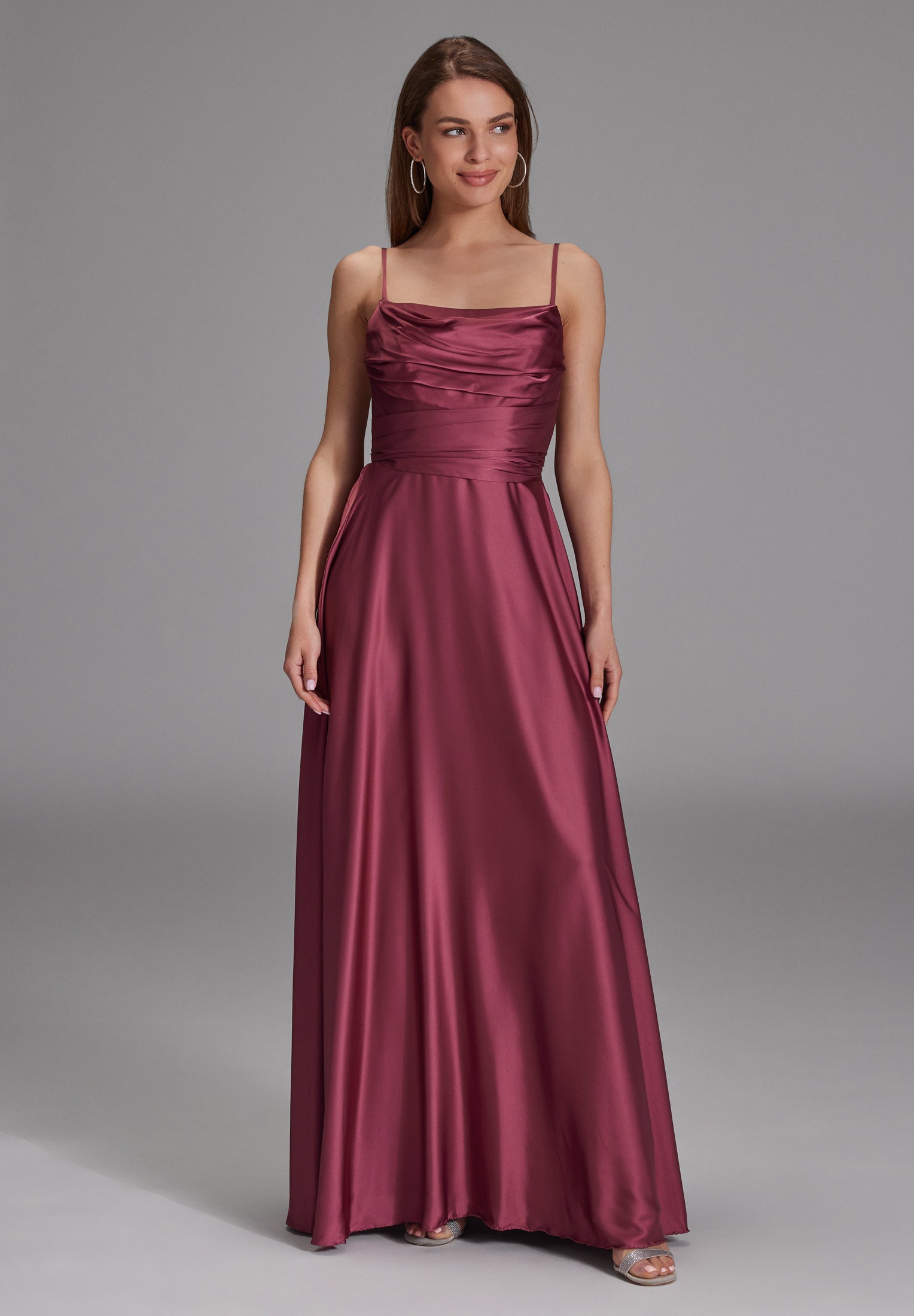 Satinkleid mit Bindegürtel in der Taille brick