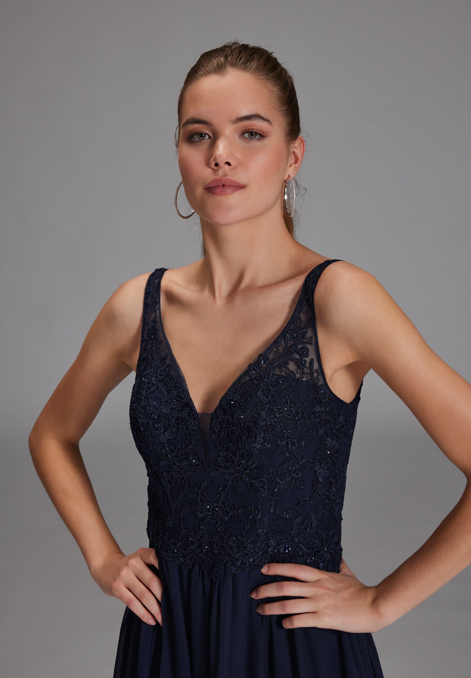 Chiffonkleid mit Spitzenstickerei