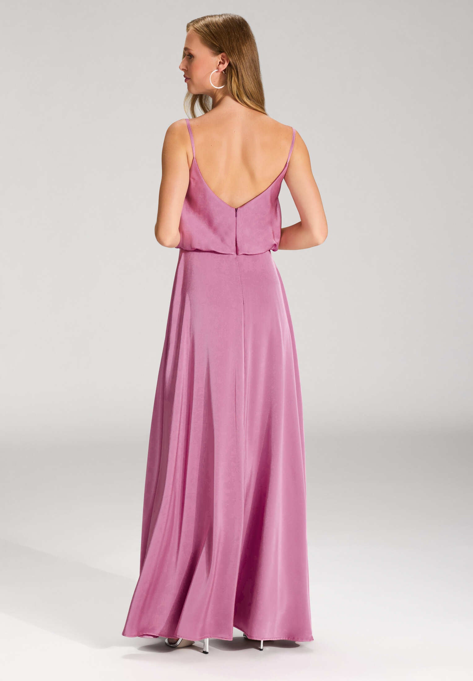 Abendkleid aus Satin mit angedeutetem Wasserfallausschnitt