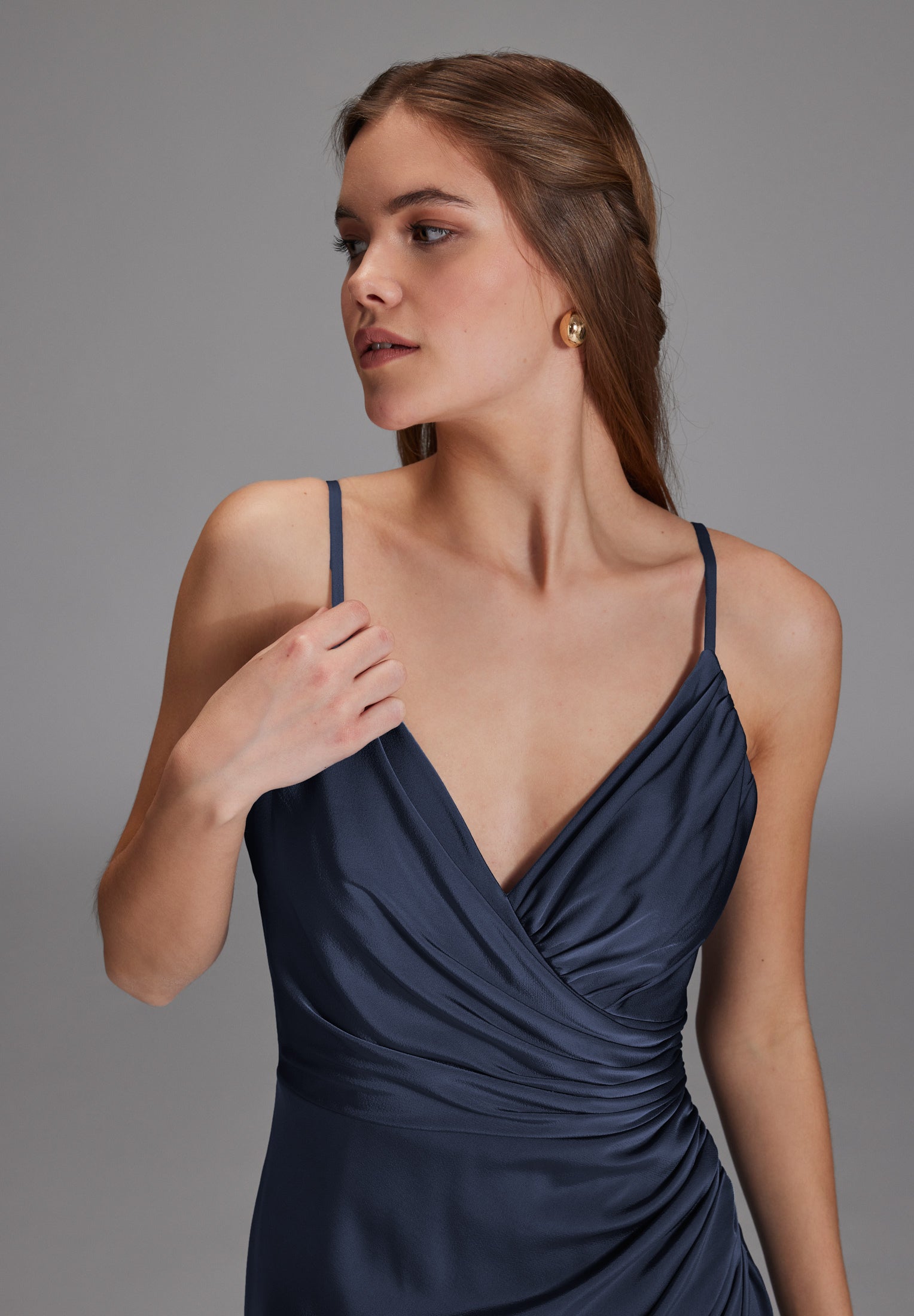 Figurbetontes Satinkleid mit Raffungen