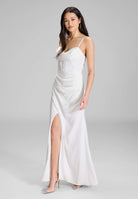 Satinkleid mit Drapierung und Beinschlitz