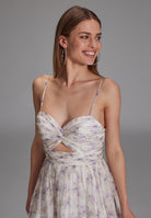 Fließendes Printkleid mit Cut-Out Detail