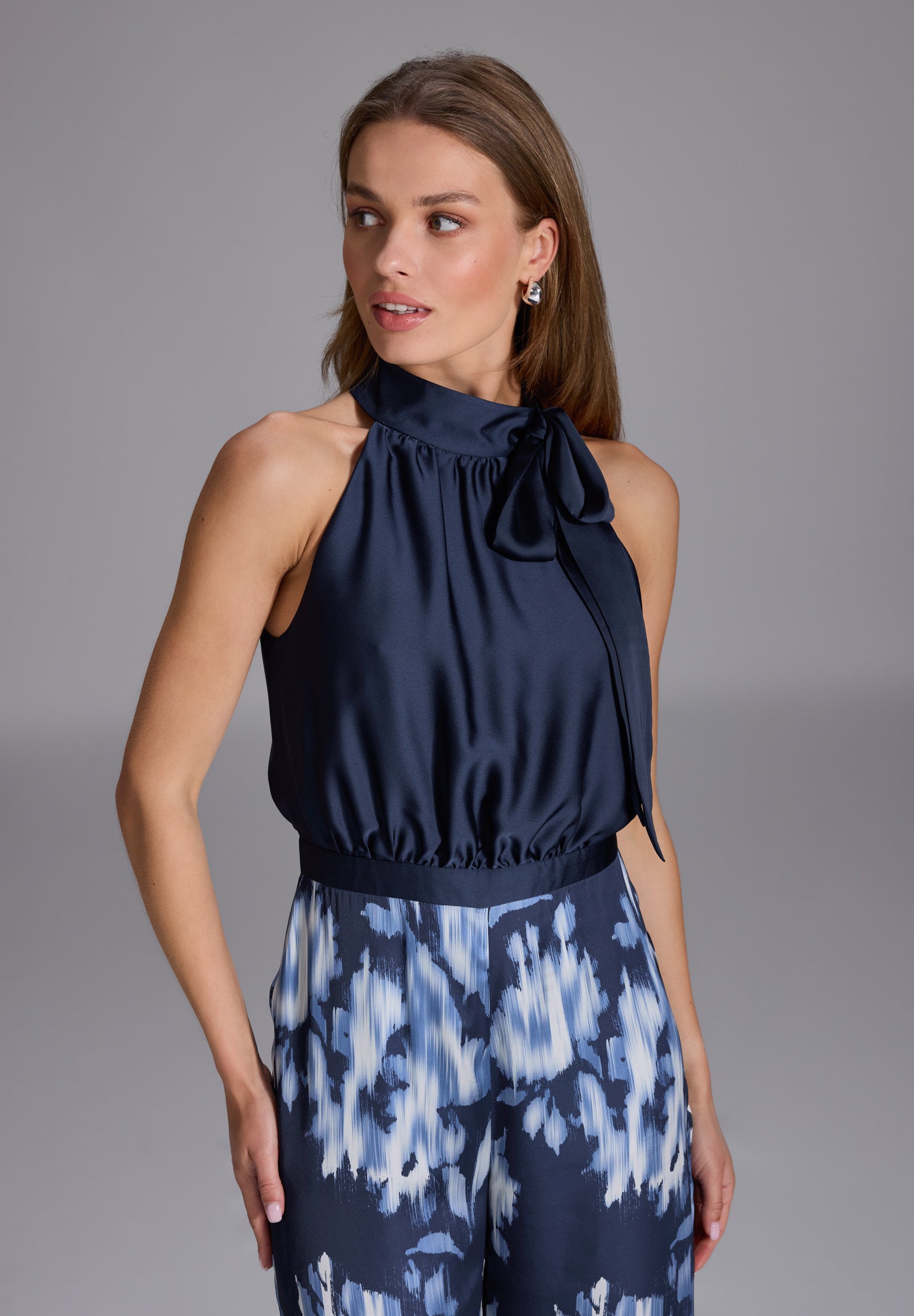 Jumpsuit mit Schluppenblusen Top und Druck Hose