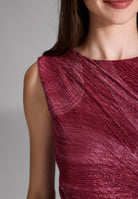 Plissiertes Kleid mit Metallicfäden