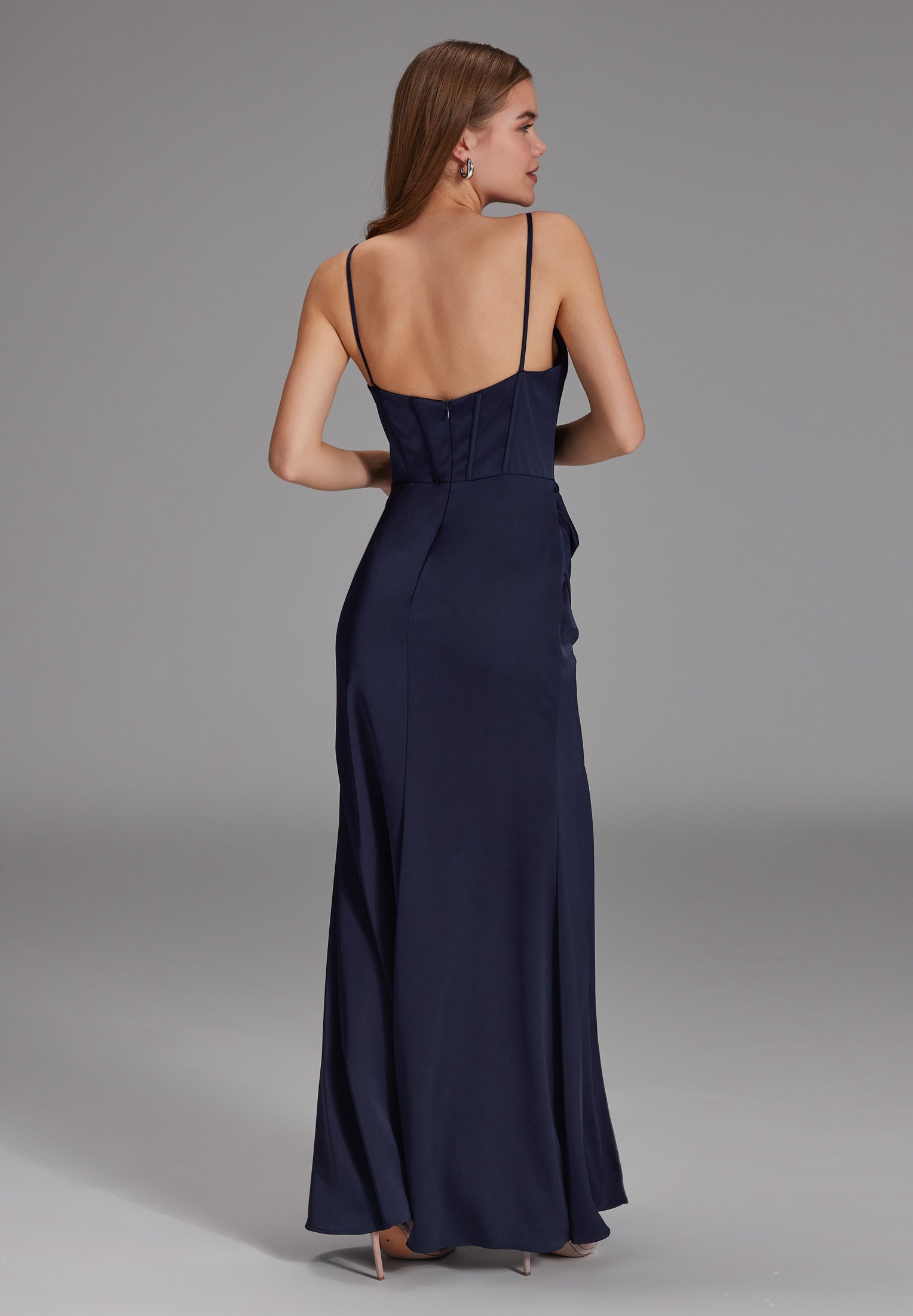 Satinkleid mit Drapierung und Beinschlitz