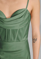 Satinkleid mit Drapierung und Beinschlitz