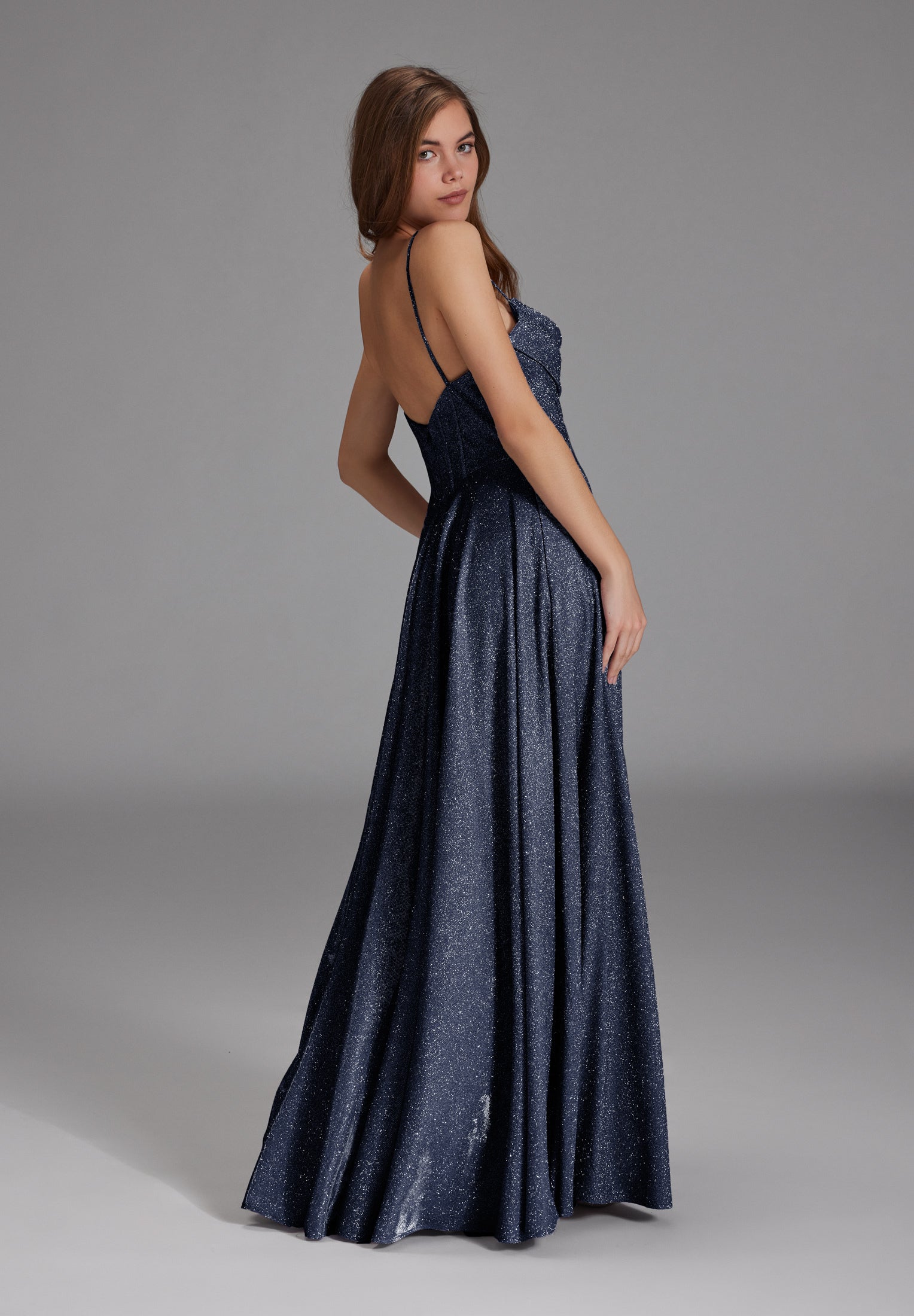 Schimmerndes Abendkleid mit Drapierung