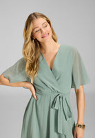 Chiffon Kleid in Wickel Optik mit Vokuhila Saum