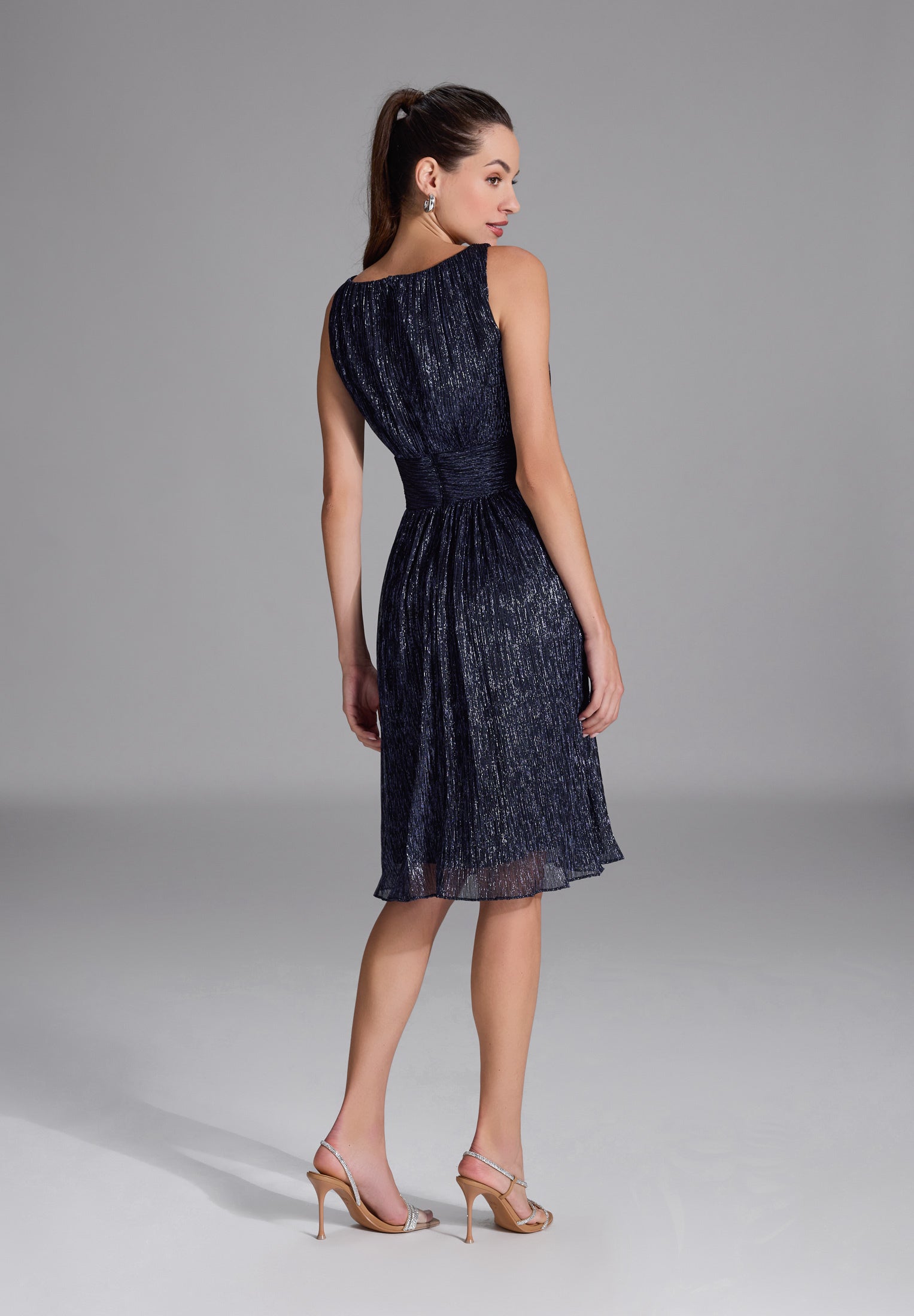 Plissiertes Metallickleid mit Taillenpasse