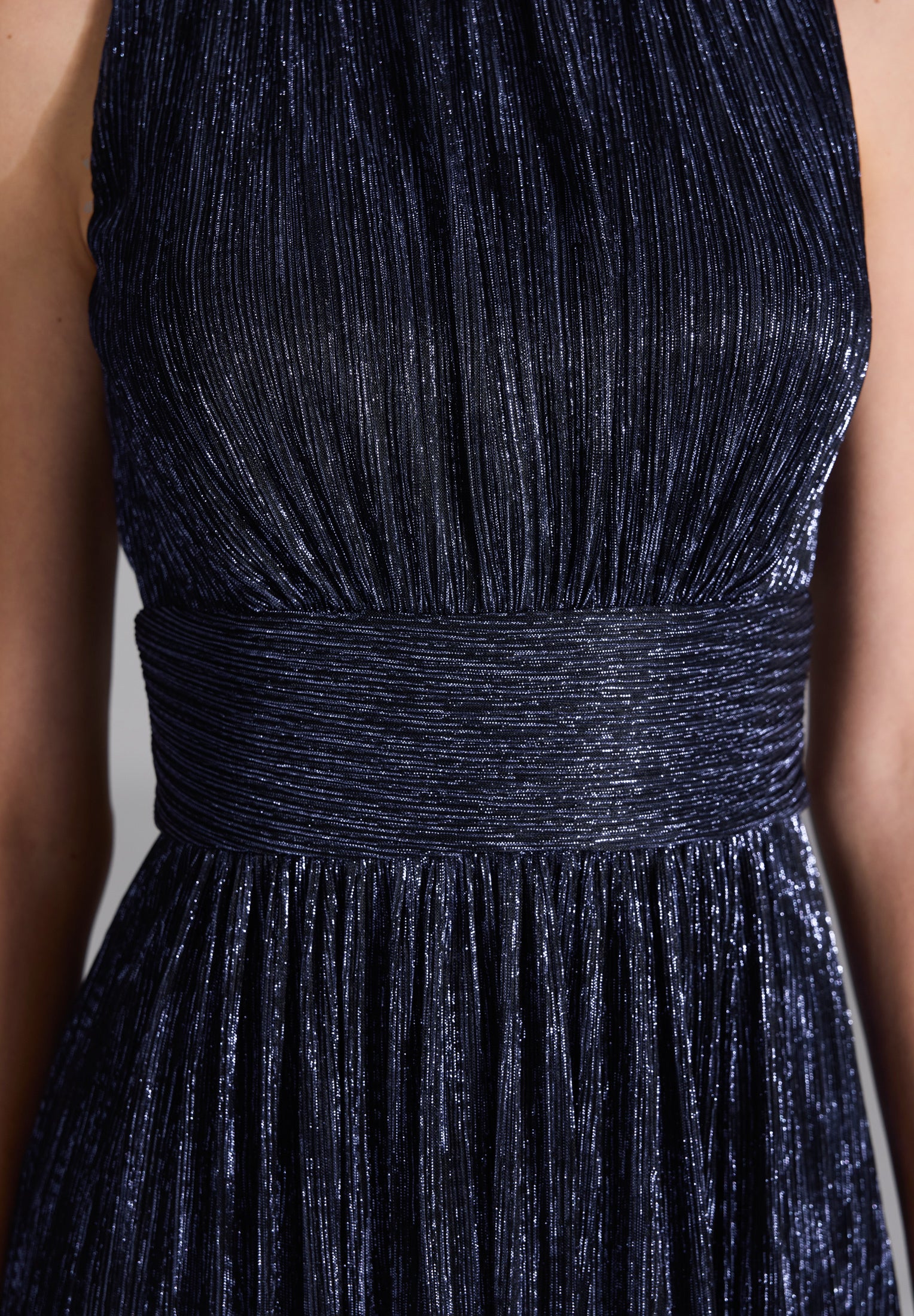 Plissiertes Metallickleid mit Taillenpasse