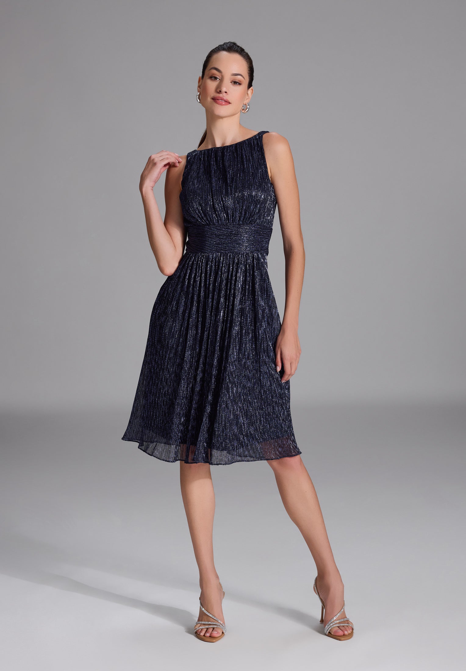 Plissiertes Metallickleid mit Taillenpasse