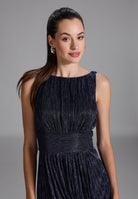 Plissiertes Metallickleid mit Taillenpasse