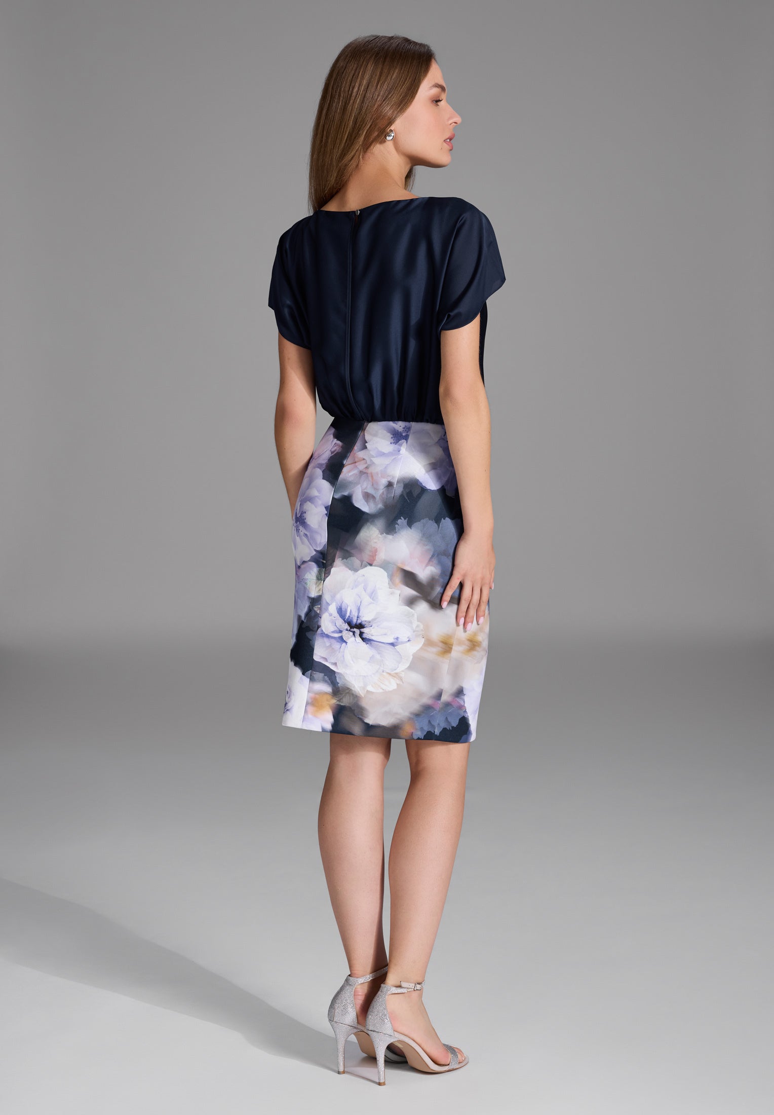 Etuikleid aus floral bedrucktem Scuba und Satin