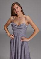 Schimmerndes Abendkleid mit Drapierung