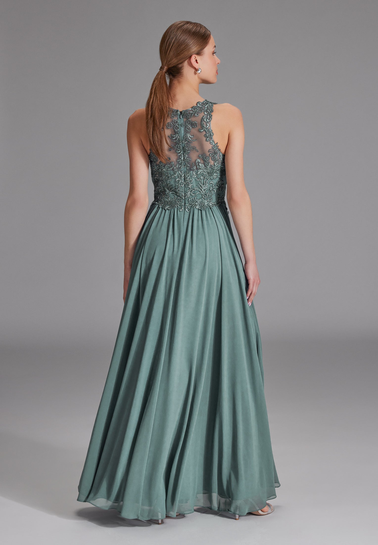 Hochgeschlossenes Kleid mit Spitzenstickerei