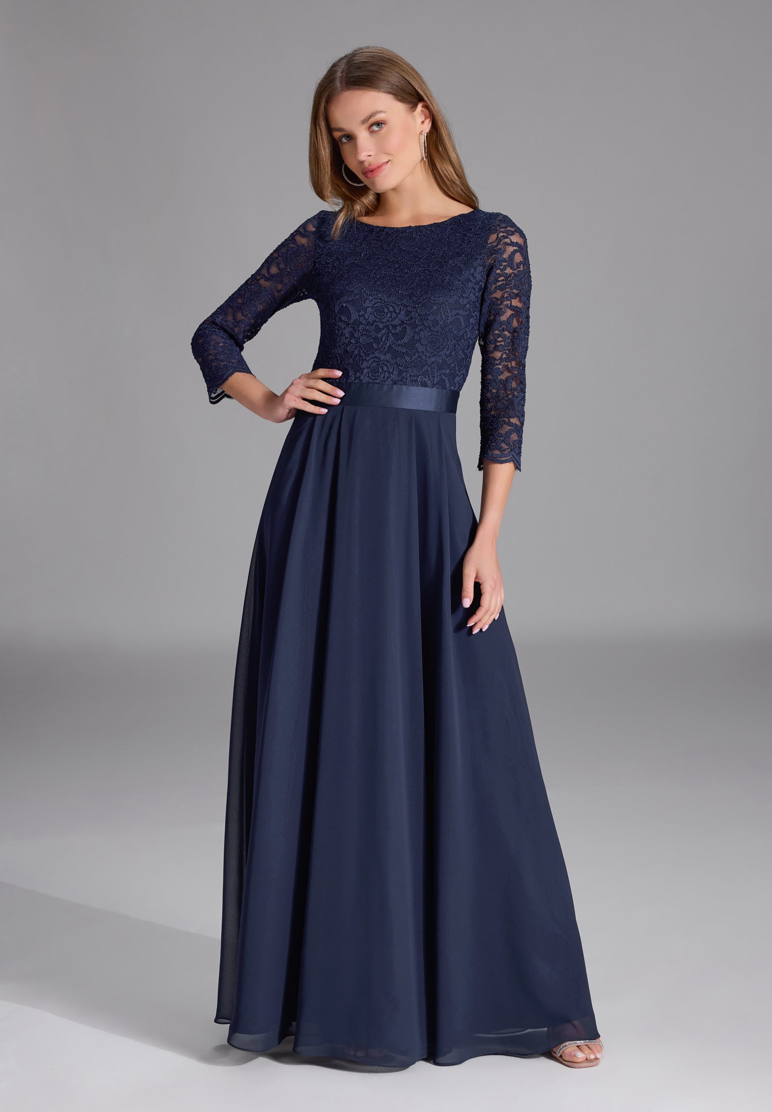 Abendkleid aus Spitze und Chiffon mit ¾ Arm navy