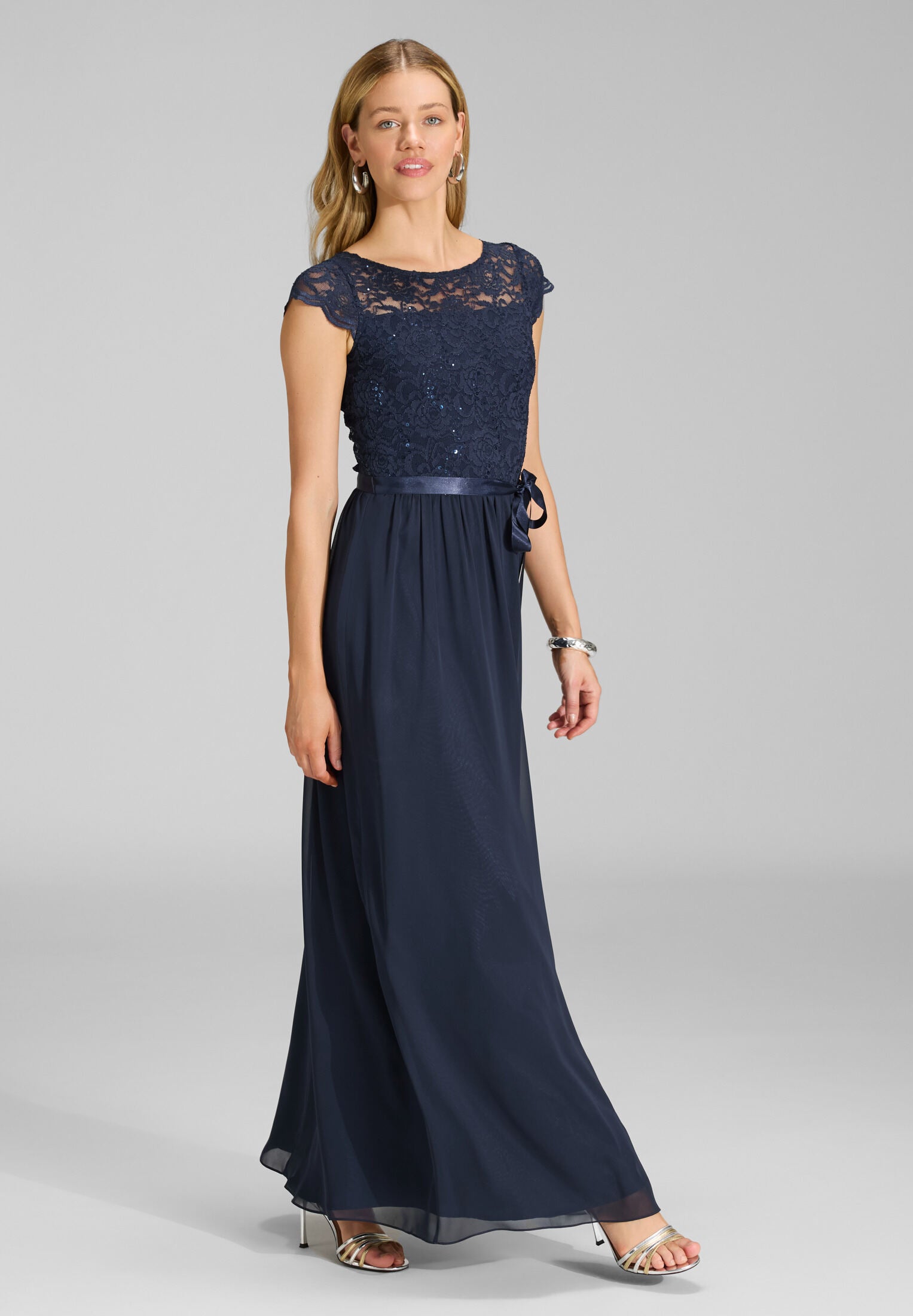 Abendkleid aus Chiffon mit paillettenbesetztem Spitzenoberteil