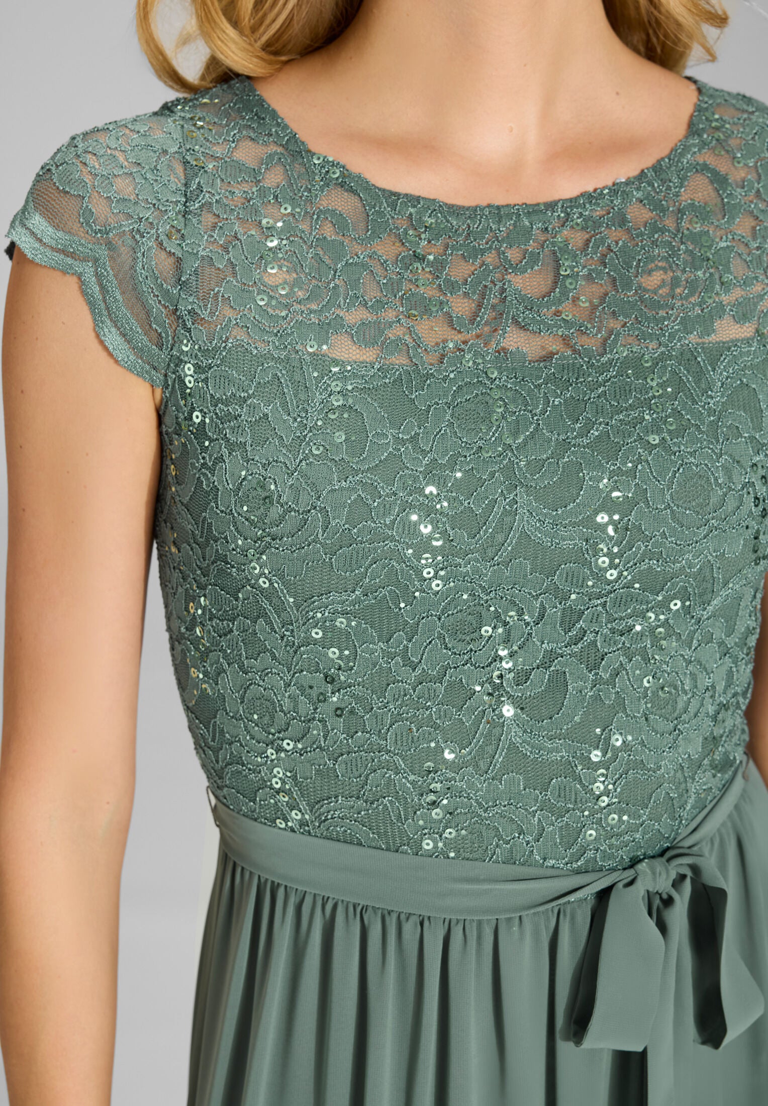 Abendkleid aus Chiffon mit paillettenbesetztem Spitzenoberteil