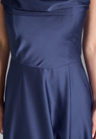 Abendkleid aus nachhaltigem Satin mit Wasserfall-Ausschnitt und Beinschlitz