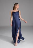 Abendkleid aus nachhaltigem Satin mit Wasserfall-Ausschnitt und Beinschlitz