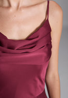 Abendkleid aus nachhaltigem Satin mit Wasserfall-Ausschnitt und Beinschlitz