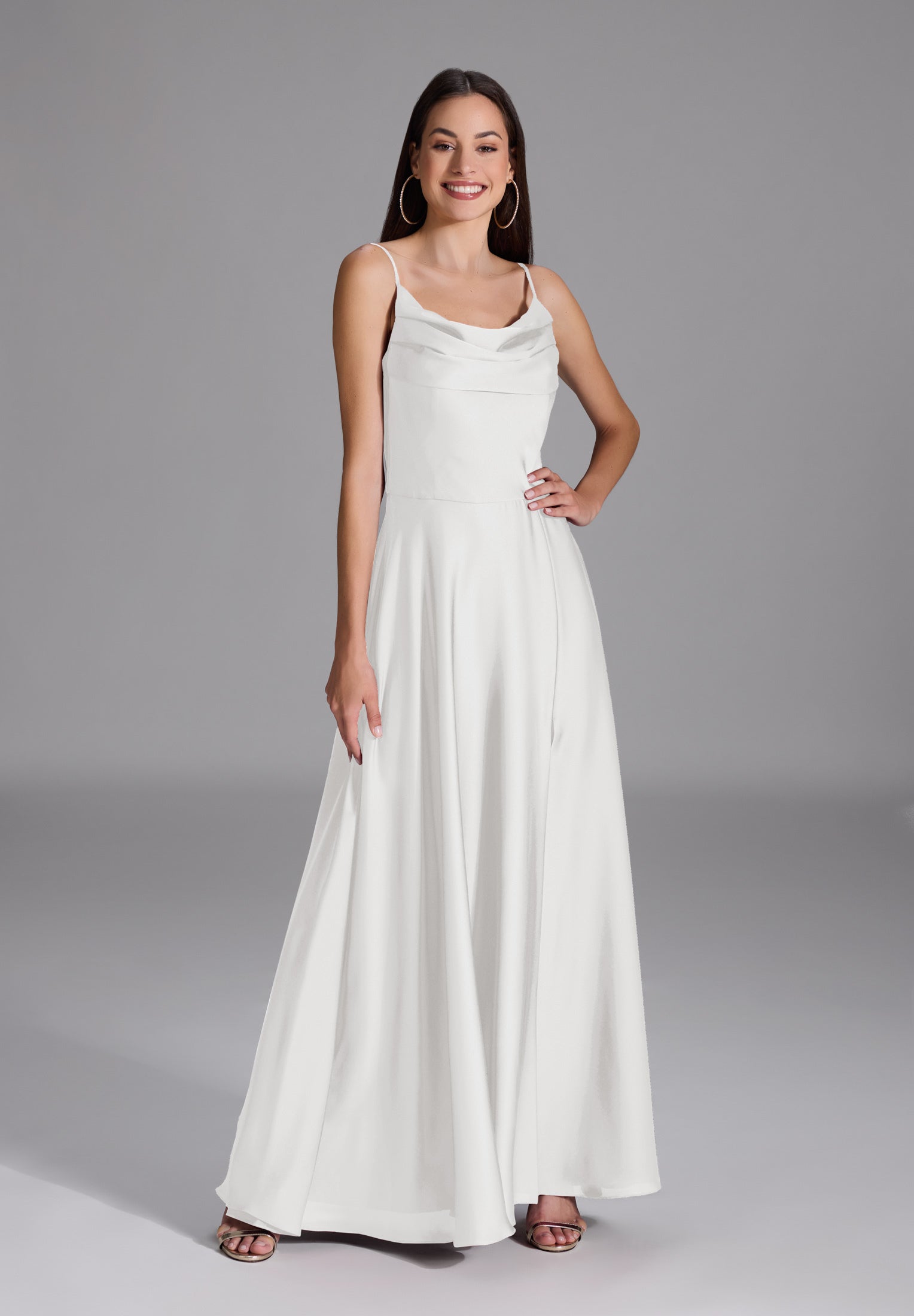 Abendkleid aus nachhaltigem Satin mit Wasserfall-Ausschnitt und Beinschlitz ivory