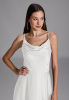 Abendkleid aus nachhaltigem Satin mit Wasserfall-Ausschnitt und Beinschlitz