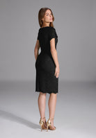 Etui Kleid aus feiner Spitze mit Bogenkante