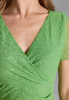 Etui Kleid aus feiner Spitze mit Bogenkante