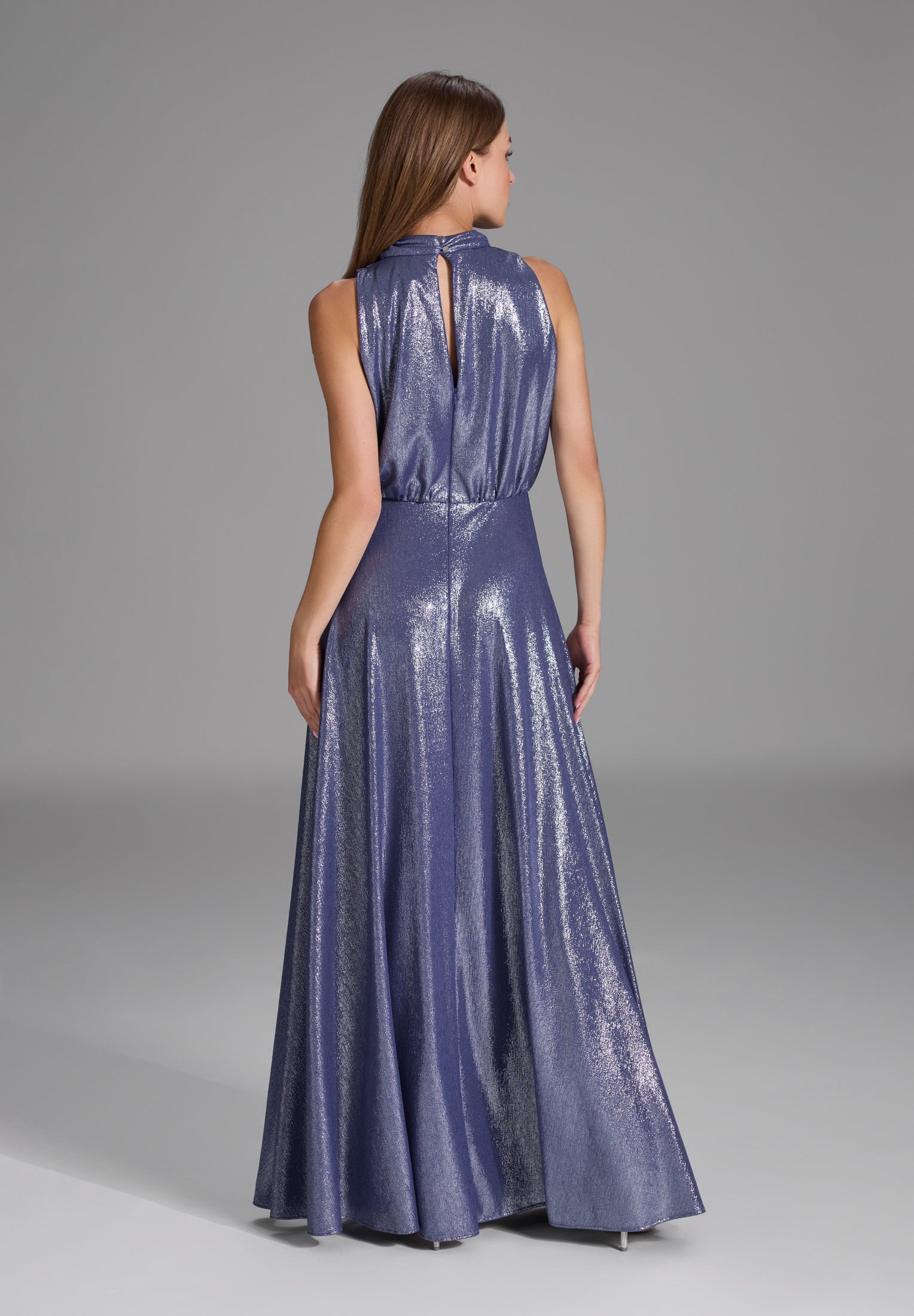 Hochgeschlossenes Abendkleid aus foliertem Jersey mit Beinschlitz